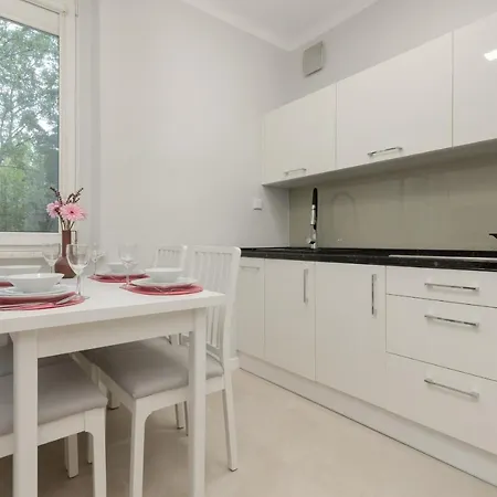 Bright Kasprzaka Wola Near Metro Station By Renters Apartamento Varsovia